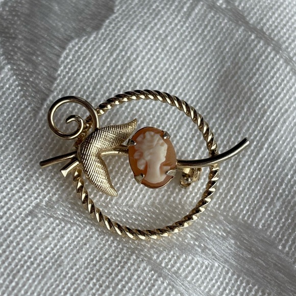 Gold Carved Cameo Brooch - Picture 3 of 3